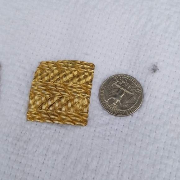 Vintage golden‎ square textured earrings - Picture 3 of 7